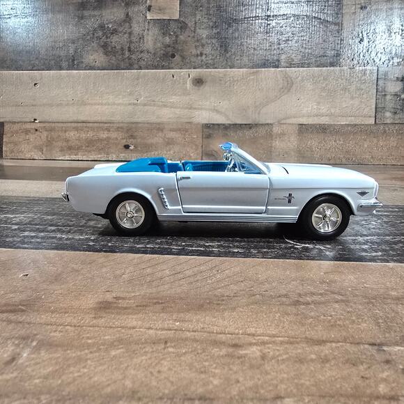 1964 Ford Mustang Convertible 1:24 Scale Diecast Car - Picture 3 of 9